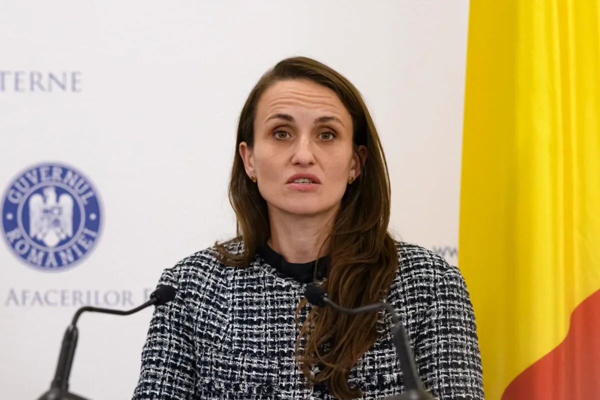 Oana Țoiu vorbește la o conferință de presă.