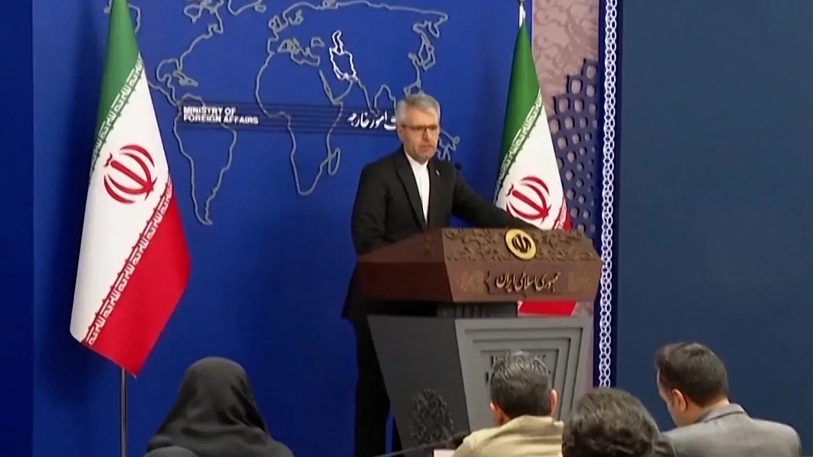 Reprezentant iranian discutând despre negocierile cu SUA în fața presei.