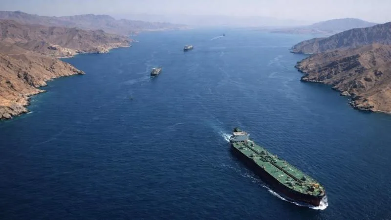 Petrolier navigând prin Strâmtoarea Hormuz, în condiții de risc militar.