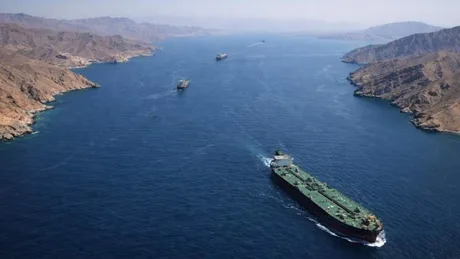 Petrolier navigând prin Strâmtoarea Hormuz, în condiții de risc militar.