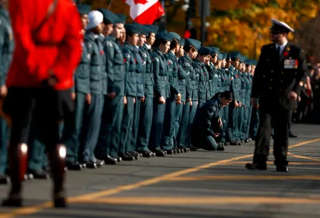 Recruți ai armatei canadiene în timpul unei parade, evidențiind angajamentul militar.