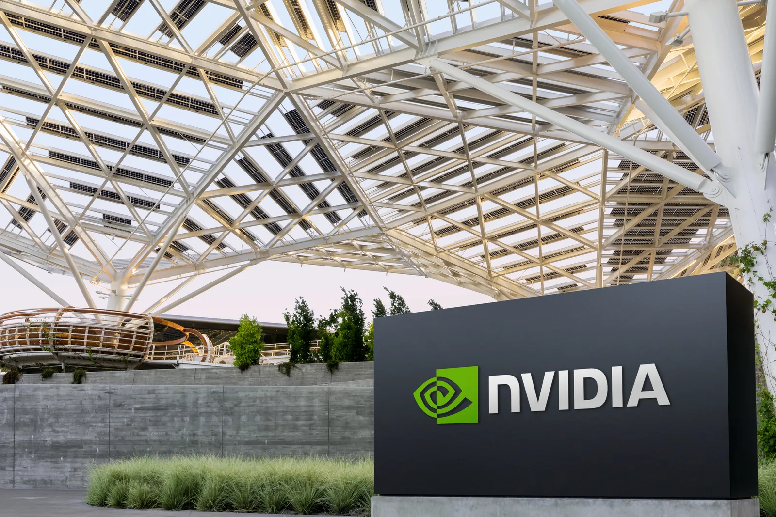 Logo-ul Nvidia pe un fundal modern, simbolizând inovația în tehnologie.