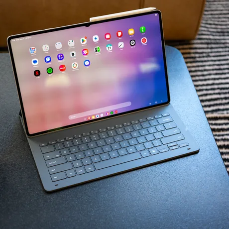 Tableta Galaxy Tab S12+ pe un birou, cu tastatură atașată.