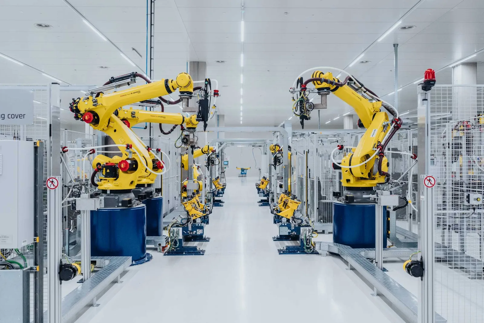 Robotii industriali dintr-o fabrică modernă de baterii electrice