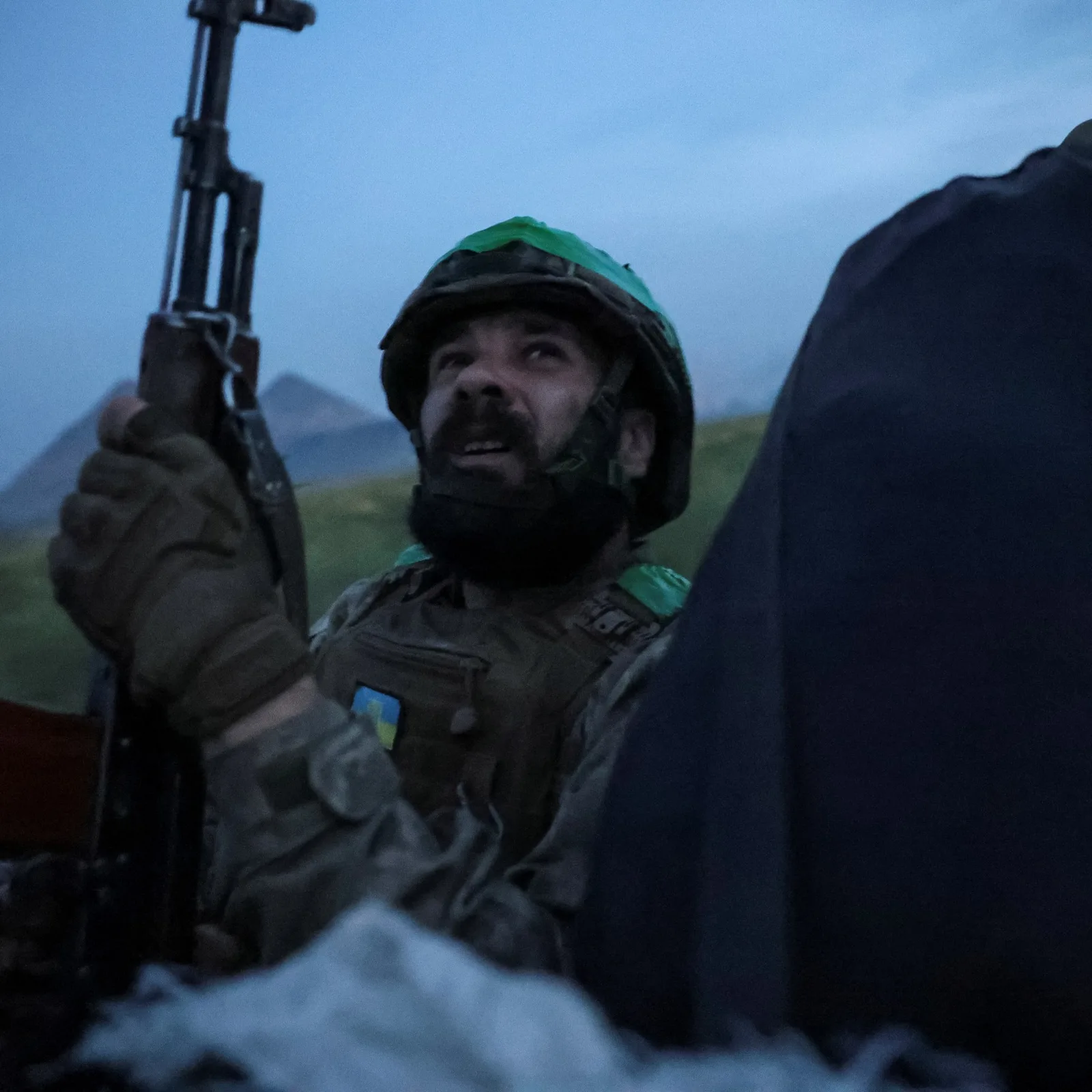 Un soldat ucrainean pregătit pentru acțiune în condiții dificile de iluminare.