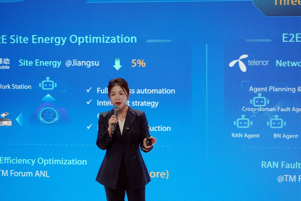 Vorbitoarea ZTE discutând despre optimizarea energiei site-ului la MWC 2026.