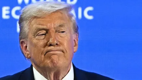 Donald Trump, în prim-plan, reflectând asupra tensiunilor internaționale.