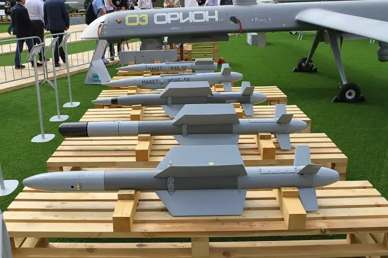 Drone Inokhodets expuse pe un suport, pregătite pentru utilizare.