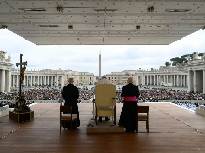 Vedere panoramică asupra mulțimii din Piața Sf. Petru la o ceremonie religioasă.