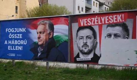 Panouri publicitare cu lideri politici și mesaje electorale în Ungaria.