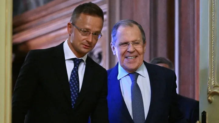 Ministrul ungar de Externe și omologul său rus discutând despre sancțiuni și transparență diplomatică.