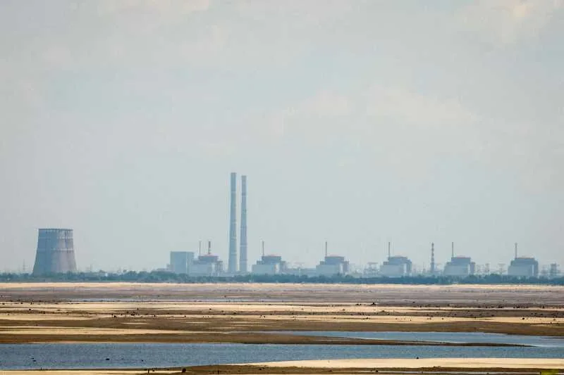 Centrala nucleară Zaporojie, cu clădiri și turnuri de răcire vizibile în peisaj.