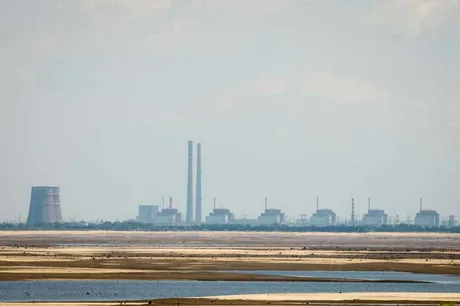 Centrala nucleară Zaporojie, cu clădiri și turnuri de răcire vizibile în peisaj.