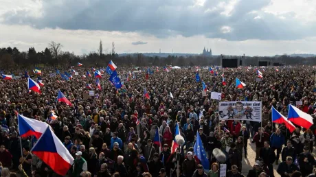 Mii de oameni protestează în Praga pentru libertate și democrație.