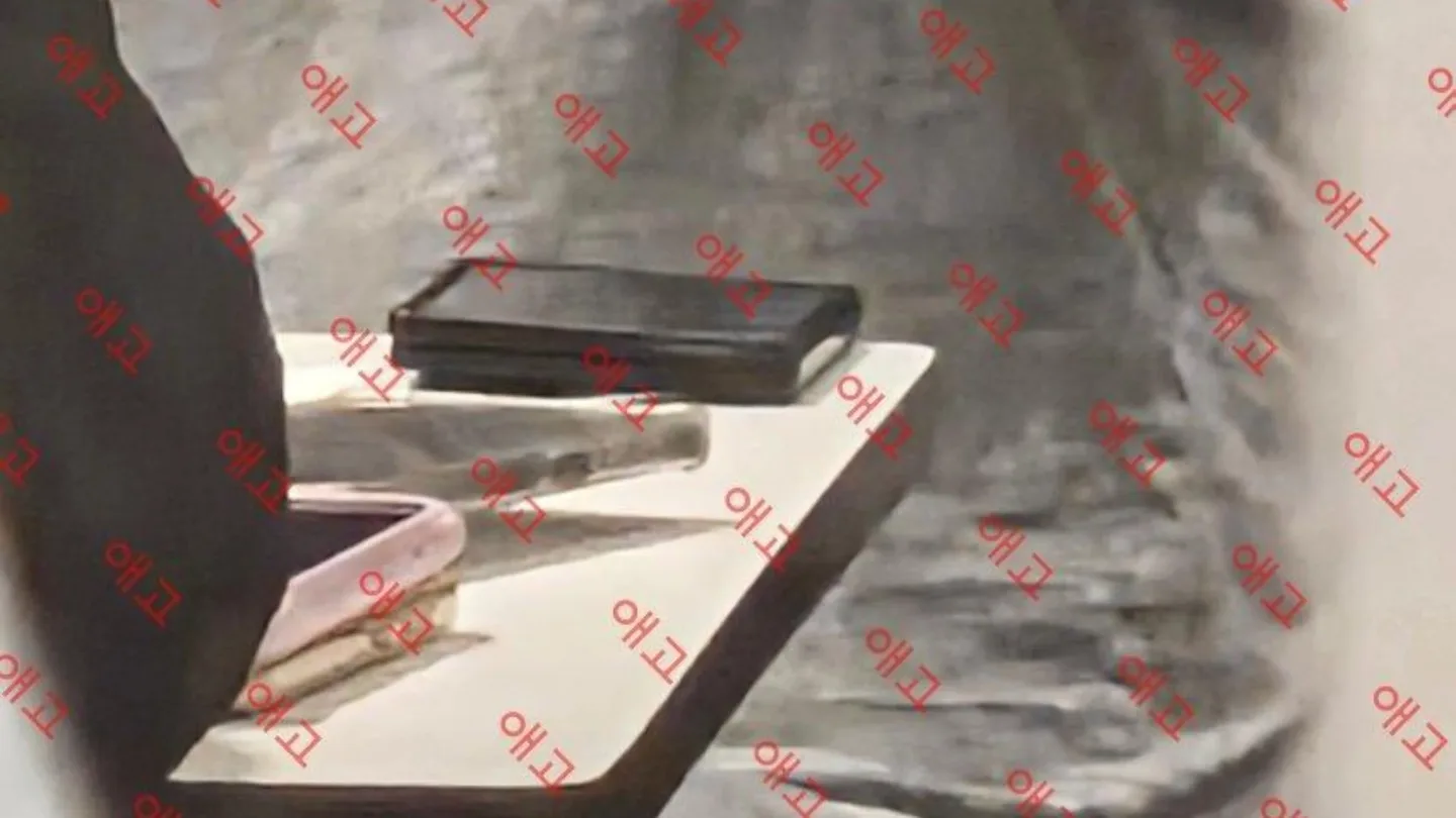 Telefonul Galaxy Z Fold 8 pe masă, într-o husă de confidențialitate.