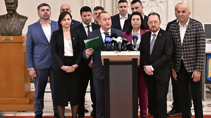 Parlamentarii grupului PACE discută despre moțiunea de cenzură împotriva Guvernului Bolojan.