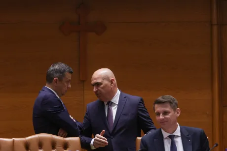 Discuții tensionate între liderii politici în contextul crizei guvernamentale.