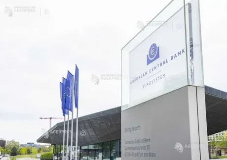 Sediul Băncii Centrale Europene cu steaguri fluturând în față.