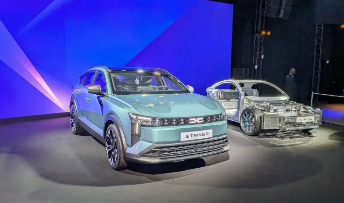 Modelul Striker Dacia expus la un eveniment auto, evidențiind designul modern.
