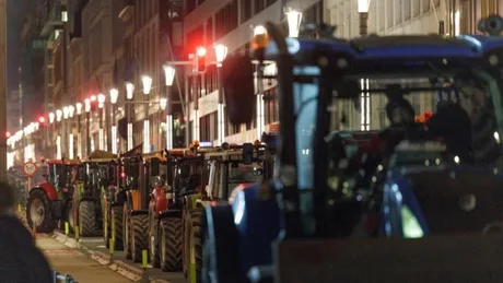 Tractoare parcate pe străzile Atenei în timpul protestului fermierilor.