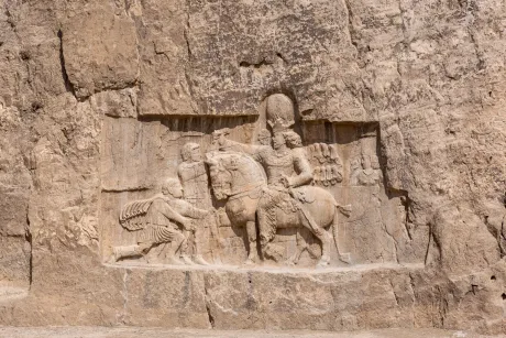 Relief istoric persan ce ilustrează o scenă de luptă antică.