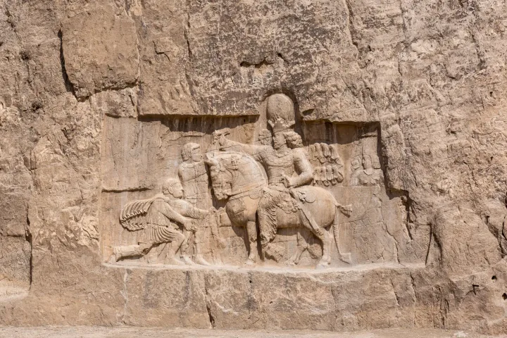 Relief istoric persan ce ilustrează o scenă de luptă antică.