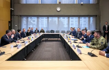 Negocieri de pace între Rusia și Ucraina la Geneva, cu oficiali la masă.