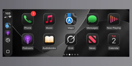 Interfața Apple CarPlay cu aplicația Grok evidențiată pe ecran.