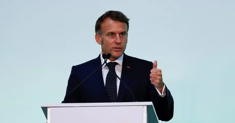 Emmanuel Macron susține un discurs despre investiții în Africa la un summit internațional.