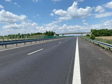 Autostrada Sebeş–Turda, pregătită pentru trafic, sub un cer senin.