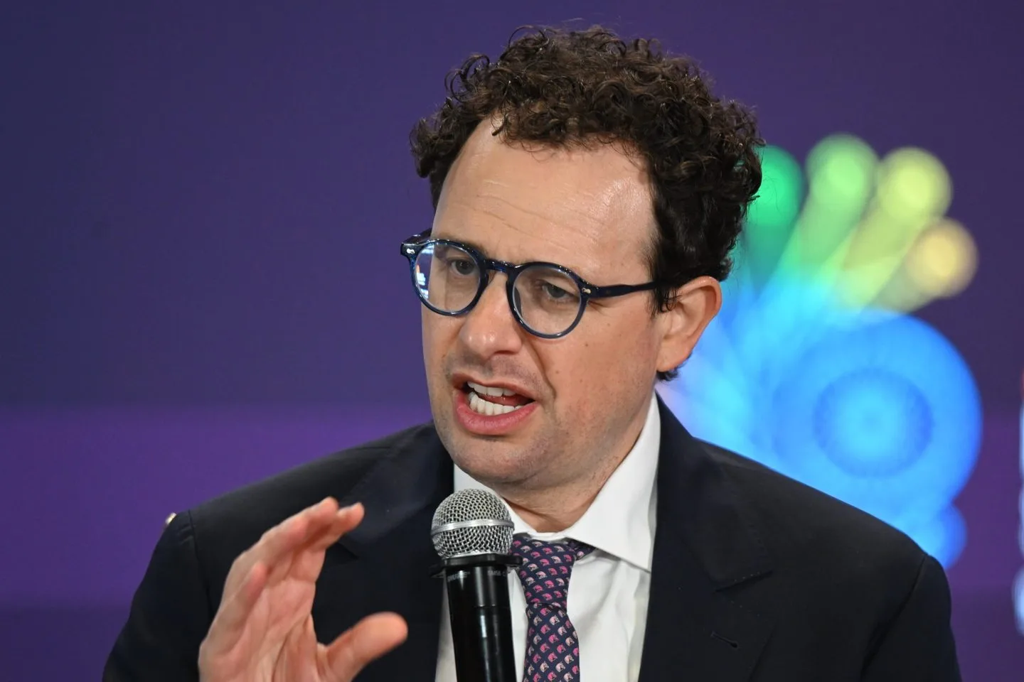 Un lider discutând despre etica inteligenței artificiale în context militar.