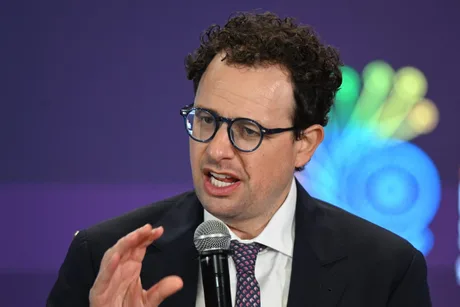 Dario Amodei discutând despre etica inteligenței artificiale la un eveniment.