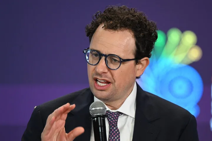 Dario Amodei discutând despre impactul tehnologiei AI în societate.