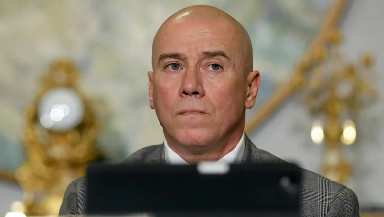 Kelemen Hunor la o conferință de presă, expresie serioasă.