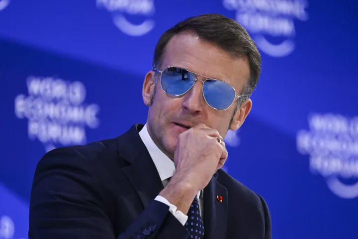 Emmanuel Macron discutând despre apărarea reciprocă a Uniunii Europene.