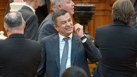 Sorin Grindeanu discutând despre guvernul minoritar în Parlament.