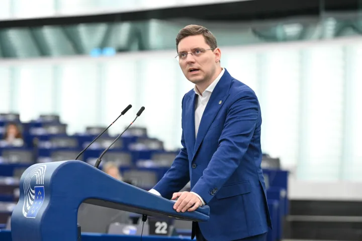 Victor Negrescu discutând despre pierderile financiare din PNRR în Parlamentul European.