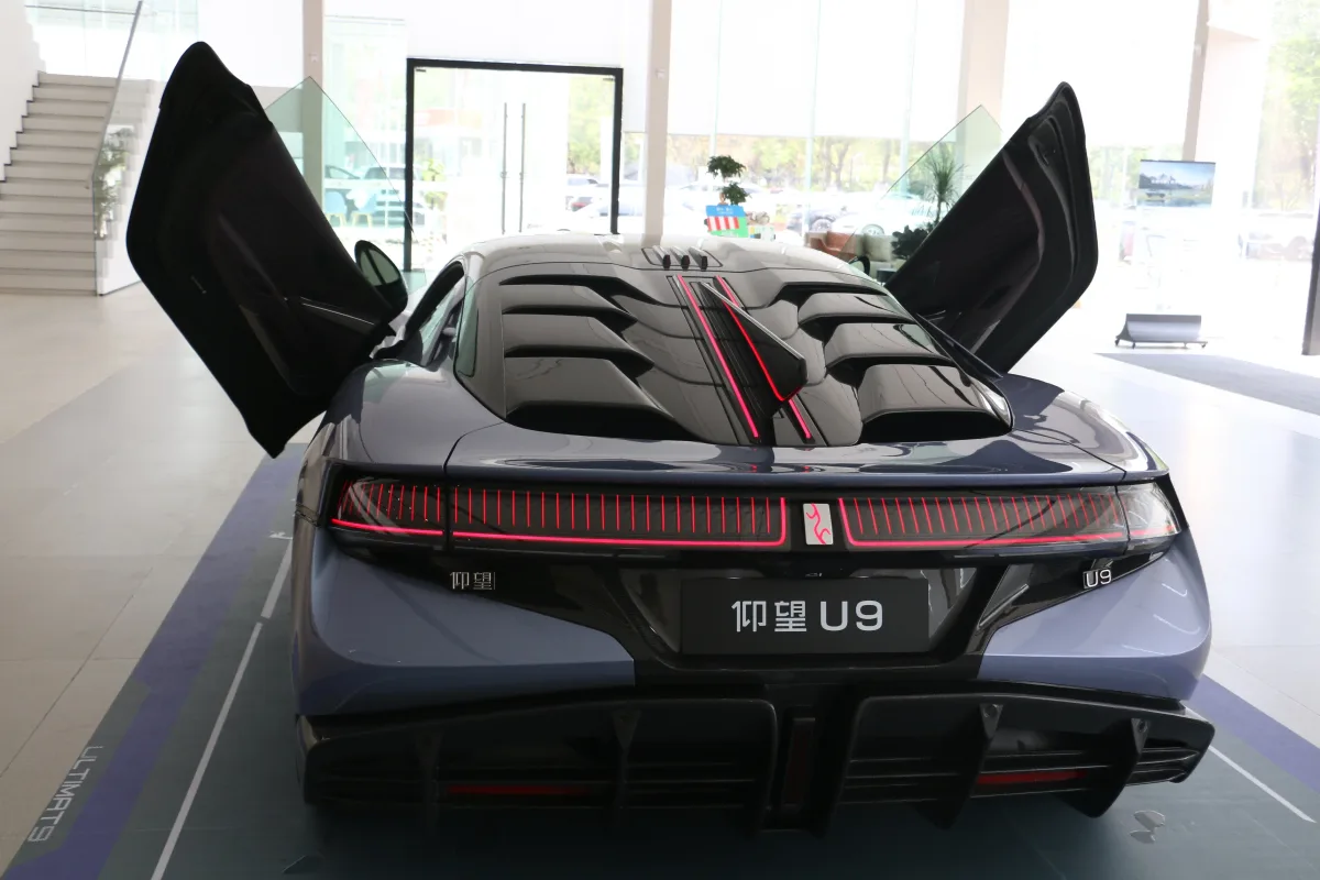 Modelul sportiv U9 Xtreme al BYD, expus într-un showroom modern.