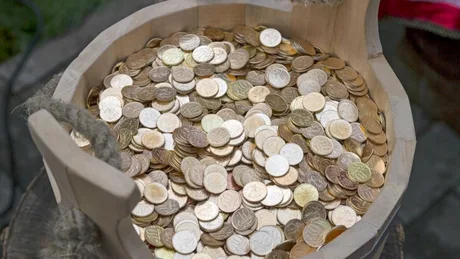 Canistre pline cu monede de leva, simbol al aglomerației bancare din Bulgaria.