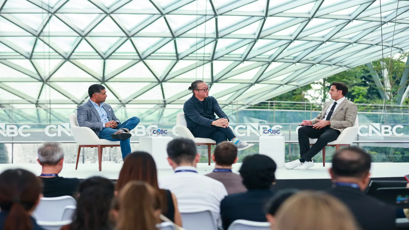 Discuție despre impactul AI în industria muzicală la CONVERGE LIVE Singapore.