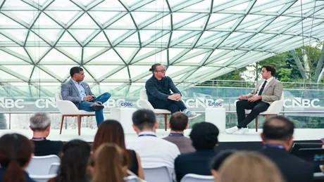 Discuție despre impactul AI în industria muzicală la CONVERGE LIVE Singapore.