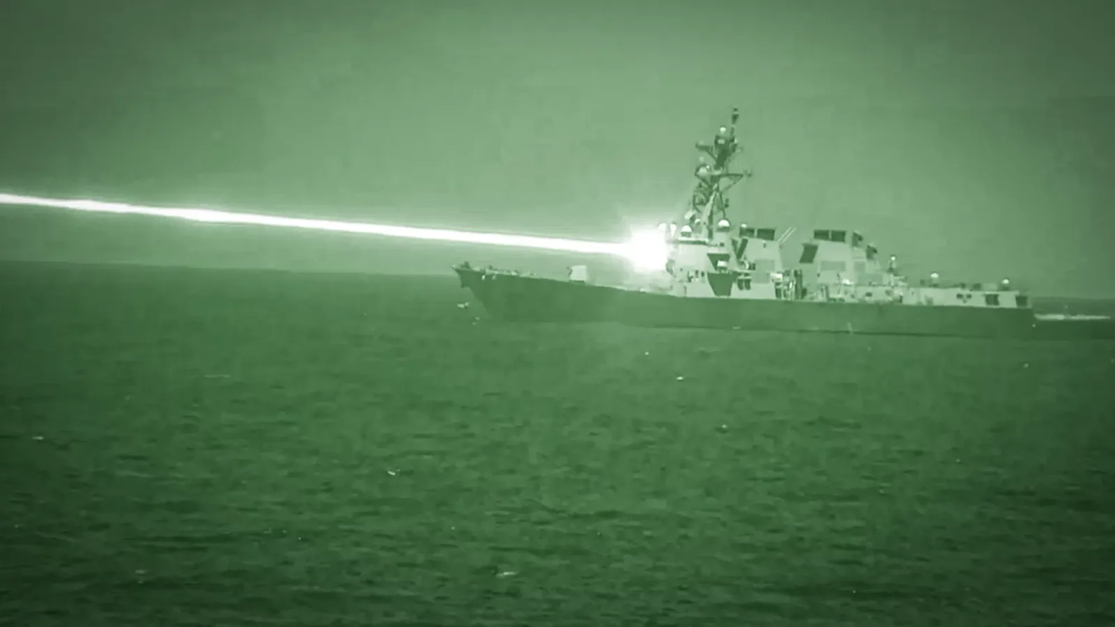 Nava militară utilizează un sistem laser pentru a neutraliza drone pe mare.