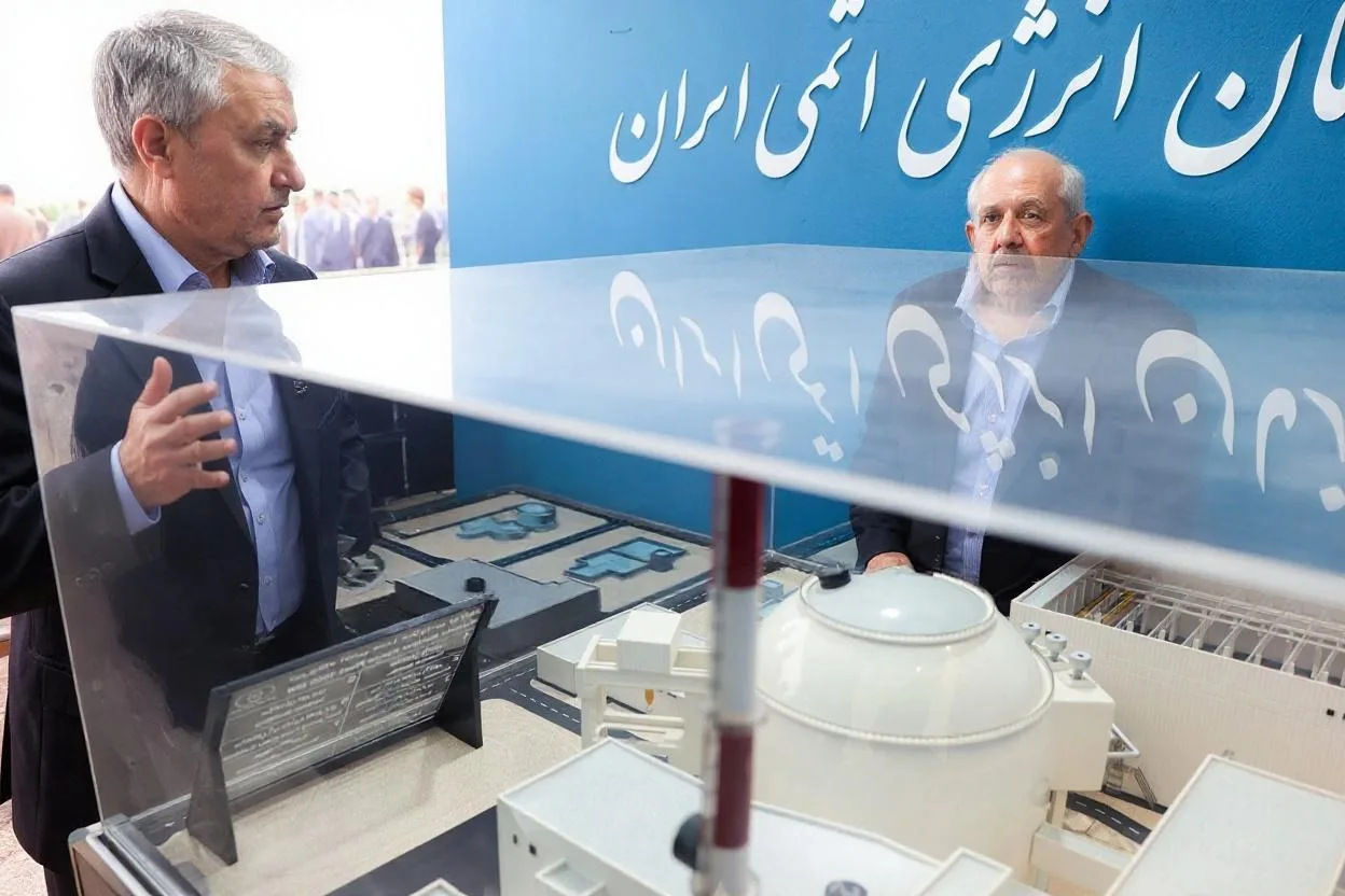 Reprezentanți discutând despre centrala nucleară Bushehr din Iran.