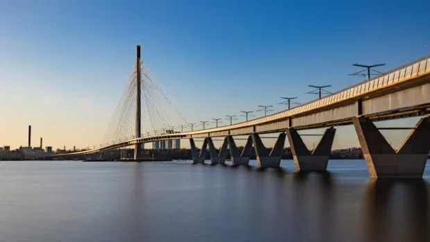 Podul Kruunuvuorensilta din Helsinki, dedicat pietonilor și bicicliștilor.