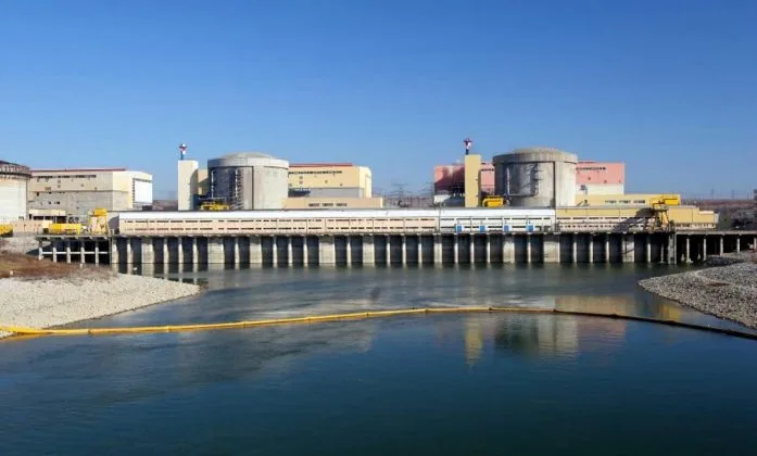 Fabrica de combustibil nuclear CANDU-6 de la Cernavodă, cu reactoare și apă în jur.