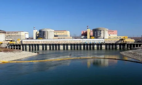 Fabrica de combustibil nuclear CANDU-6 de la Cernavodă, cu reactoare și apă în jur.