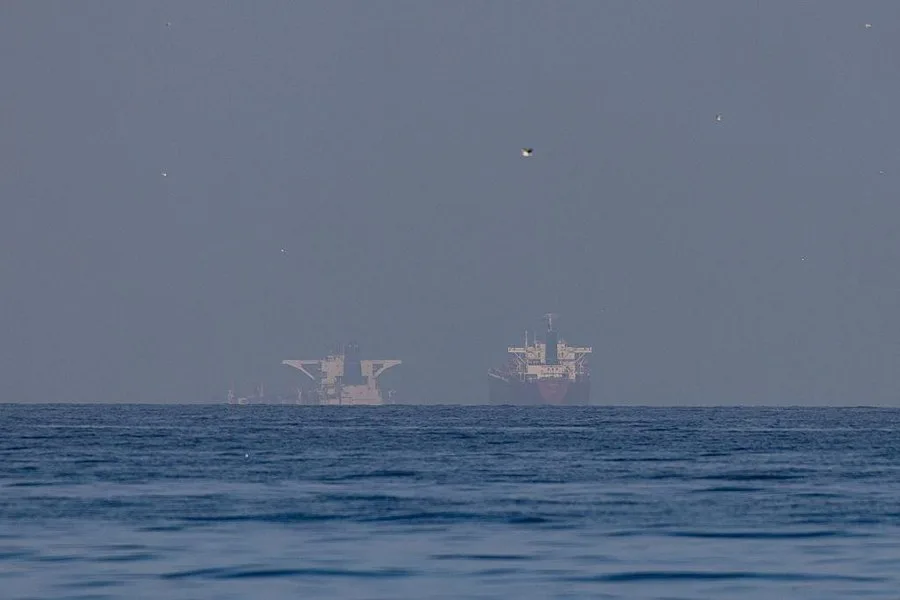 Convoi de petroliere navigând pe o apă calmă, în contextul tensiunilor internaționale.