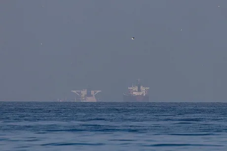 Convoi de petroliere navigând pe o apă calmă, în contextul tensiunilor internaționale.