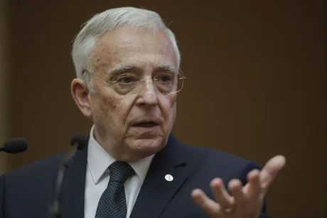 Mugur Isărescu discută despre impactul inflației asupra economiei românești.