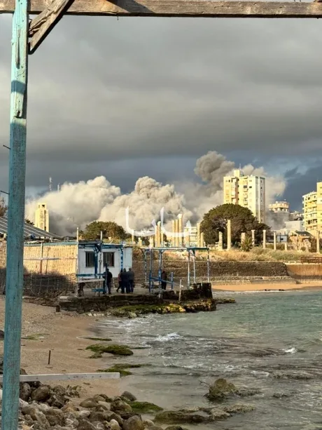 Fum dens se ridică deasupra orașului Tyre după bombardamentele israeliene.